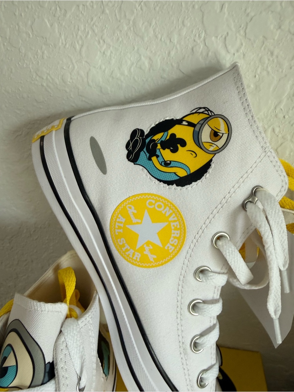 New womens Converse White & Yellow Minions High-Top shoes, backpack - Picture 5 of 7